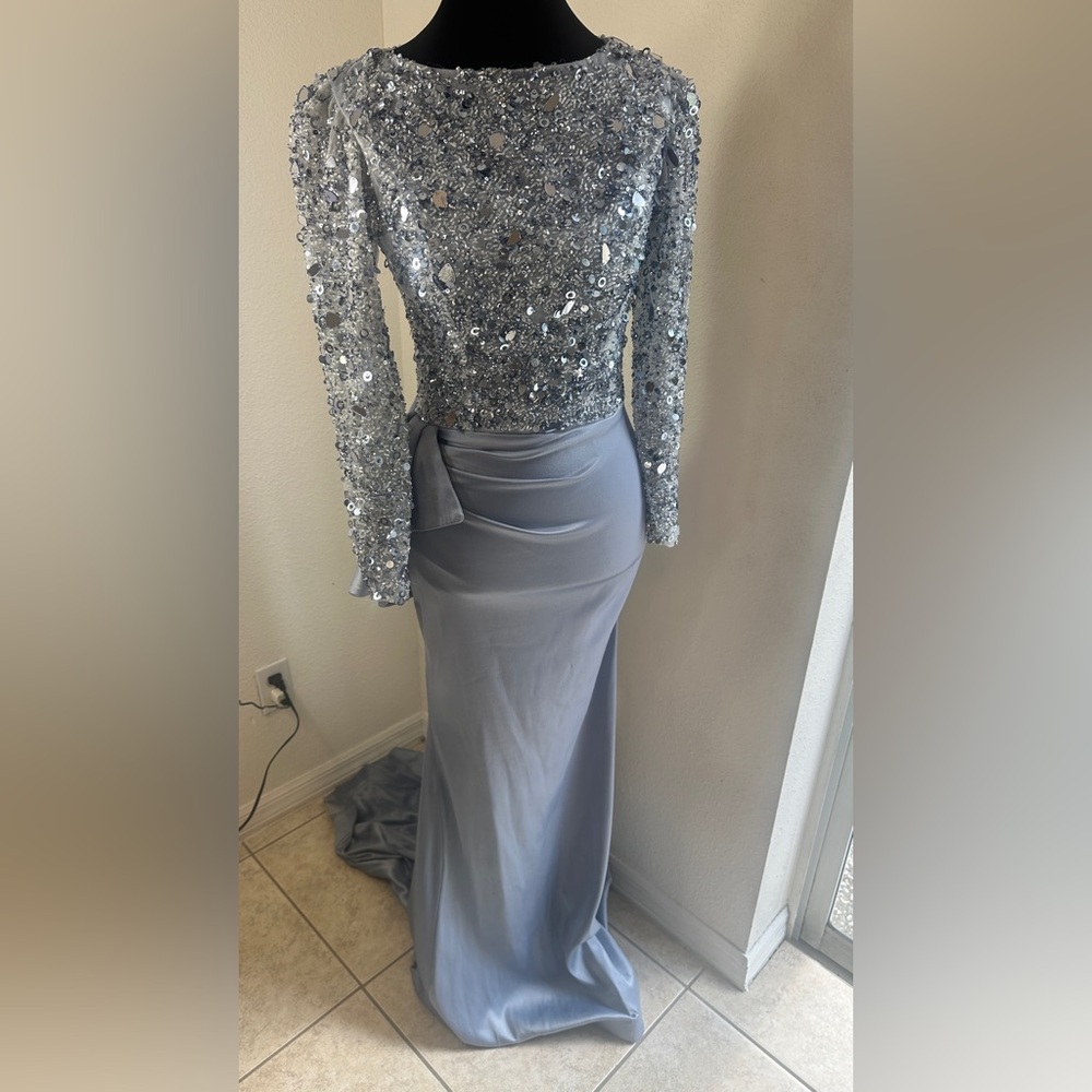 Blue Long Sleeve Dress with Elegant Design